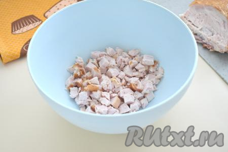 Копчёное мясо можно взять с любых частей курицы (я использовала копчёное филе куриной грудки). Копчёное мясо курицы нарезаем на небольшие кубики, перекладываем в миску.