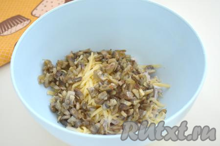 Следом выкладываем остывшие жареные грибы с луком.