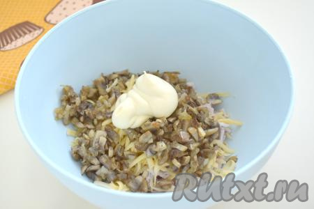 Сюда же добавляем майонез.