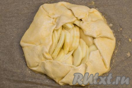 В небольшой ёмкости сырое яйцо взболтать вилкой до однородности. Получившейся яичной смесью с помощью силиконовой кисточки смазать тесто, а затем смазанное тесто присыпать 1 чайной ложкой сахара.