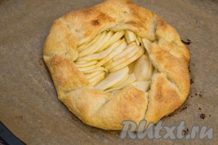 Выпекать галету с яблоками в разогретой до 200 градусов духовке в&nbsp;течение 25 минут (до подрумянивания слоёного теста, яблоки должны стать в меру мягкими, легко прокалываться ножом).