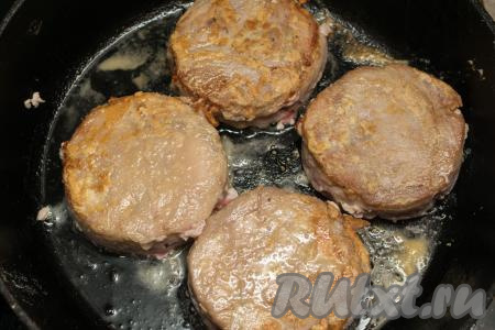 Затем влить в сковороду 2-3 столовых ложки воды, накрыть сковороду крышкой, протушить медальоны 5 минут на минимальном огне. Выключить огонь и дать пропариться рыбке под крышкой ещё 5 минут.&nbsp;Готовность тунца проверяйте, разрезав один медальон. Разрез должен быть сероватого цвета, без ярких красных вкраплений.