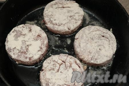 В сковороде хорошо разогреть растительное масло, затем выложить медальоны, обваленные в муке.