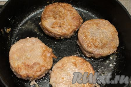 Жарить медальоны из тунца по 2-3 минуты с каждой стороны (до румяности с двух сторон) на среднем огне.