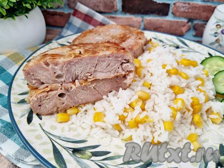 А вот как готовый медальон из тунца, жаренный на сковороде, выглядит в разрезе. Медальоны получаются сочными, нежными, покрытыми аппетитнейшей корочкой. Быстро и очень вкусно, попробуйте!