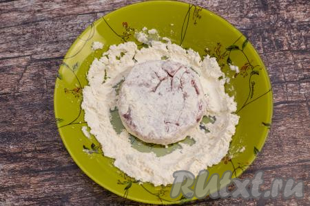 В глубокую тарелку всыпать муку. Обвалять каждый медальон в муке с двух сторон. Обваливайте в муке столько медальонов из тунца, сколько поместятся на сковороде (или сколько медальонов вы хотите пожарить).