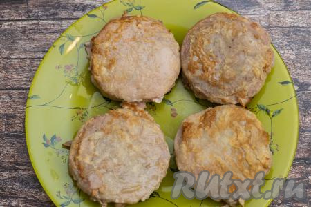 Готовые медальоны из тунца переложить со сковороды на плоскую тарелку. При желании с рыбы можно убрать лишнее масло, оставшееся после жарки, промакнув медальоны бумажными салфетками.