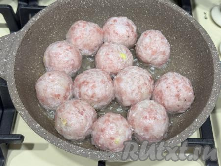 Тщательно вымесить фарш, затем сформировать из него круглые фрикадельки (я сформировала 12 фрикаделек). В сковороду влить растительное масло, разогреть, выложить фрикадельки в один слой.&nbsp;