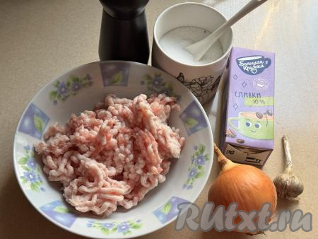 Подготовить продукты для приготовления фрикаделек в сливках на сковороде. Для формирования фрикаделек можно приготовить фарш в домашних условиях, пропустив кусочки любого мяса (у меня - свинина) через мясорубку, можно использовать и покупной фарш. Выложить фарш в миску. 