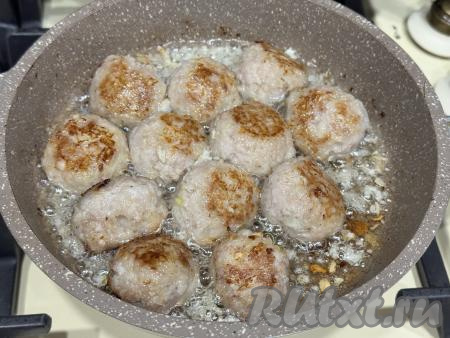 Обжарить фрикадельки на среднем огне со всех сторон в течение 15 минут (до образования румяной корочки со всех сторон).&nbsp;