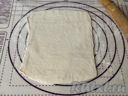 На слегка присыпанной мукой поверхности раскатать слоёное тесто в прямоугольный пласт толщиной 3 миллиметра.&nbsp;