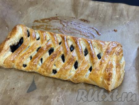 Поместить пирог с черносливом в разогретую до 200 градусов духовку и выпекать минут 25 (до подрумянивания слоёного теста).&nbsp;