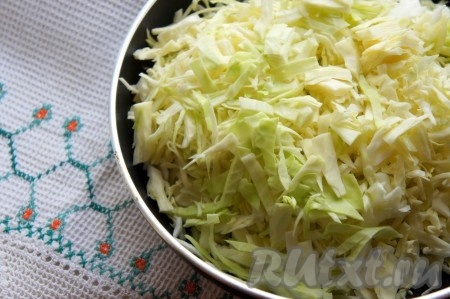 Капусту тонко нашинковать.