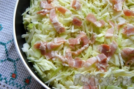 Добавить мелко нарезанный бекон. На сковороду добавить растительное масло и обжарить капусту с беконом в течение 5-7 минут на среднем огне. Не забывайте периодически перемешивать.