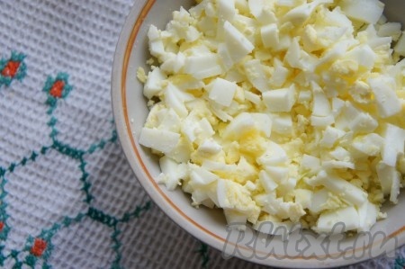 Яйца мелко нарезать.