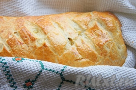 Духовку разогреть до 200-210 градусов. Штрудель с капустой, мясом и яйцом смазать взбитым яйцом и отправить запекаться на 20-40 минут. Горячий штрудель смазать сливочным маслом, накрыть полотенцем. Дайте ему немного остыть.
