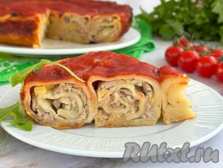 Готовый аппетитный, вкусный, сытный ханум с нежной начинкой из картошки и фарша переложить на тарелку и, нарезав на кусочки, подать к столу.&nbsp;