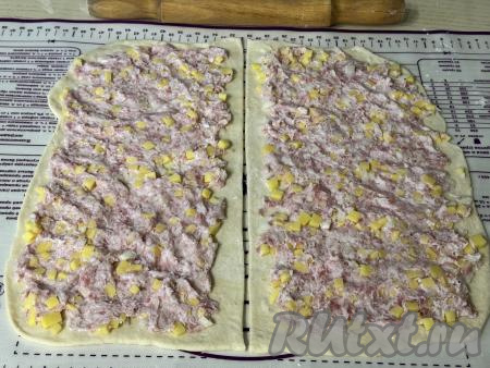 Начинку ровным слоем распределить по обеим частям теста, оставляя с краёв теста по 1-1,5 сантиметра.&nbsp;