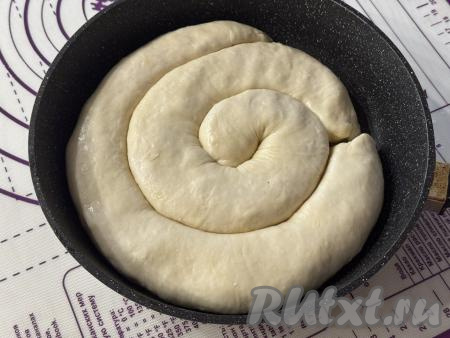 Жаропрочную форму (я взяла форму диаметром 24 сантиметра), по желанию, смазать растительным маслом, затем выложить получившиеся рулеты в виде улитки, как на фото.