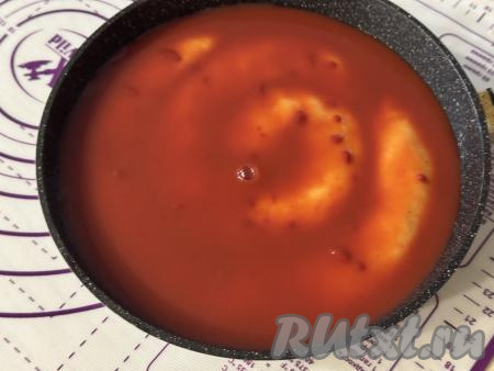 Рулеты, выложенные в жаропрочную форму, залить получившимся томатным соусом.