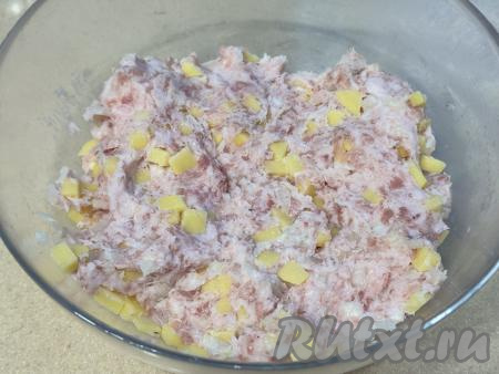 Перемешать картошку, фарш и лук до однородности, после этого начинка для ханума будет готова.