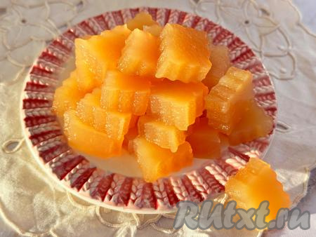 Вкусный, аппетитный, ароматный мармелад, приготовленный из яблок и агар-агара, подать к столу.