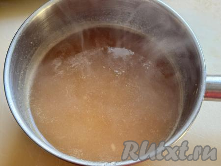 Поставить на огонь и варить яблочную смесь с момента закипания на небольшом огне 3 минуты, периодически перемешивая.&nbsp;