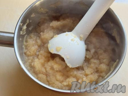 Затем убрать сотейник (или кастрюльку) с яблочной массой с огня, пробить погружным блендером до однородности.&nbsp;