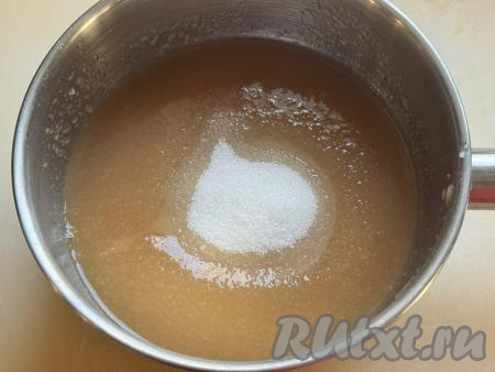 В яблочную смесь добавить сахар и агар-агар, перемешать.