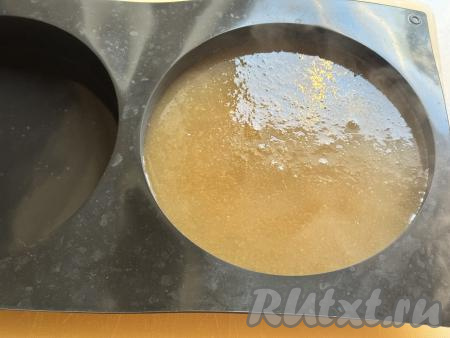 Затем яблочную смесь вылить в силиконовую форму (я взяла форму диаметром 18 сантиметров) или разлить по небольшим силиконовым формочкам для конфет.&nbsp;