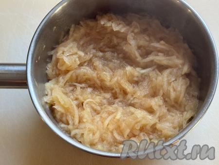 После закипания воды уменьшить огонь до среднего, варить яблочную массу 15-20 минут (яблоки должны стать очень мягкими).