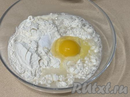 В миску с мукой всыпать соль, добавить сырое яйцо, влить 100 миллилитров воды. Перемешать тесто столовой ложкой. Понемногу добавляя оставшуюся воду, перемешивать тесто вначале ложкой, а после того как перемешивать ложкой станет сложно, нужно начать замешивать тесто руками.&nbsp;