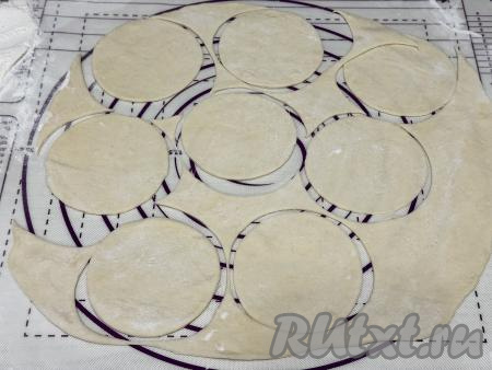 На припылённой мукой поверхности раскатать тесто в пласт толщиной примерно 2 миллиметра. Вырезать из теста кружочки диаметром ориентировочно 10 сантиметров.