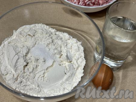 Прежде всего замесим тесто для мантов, для этого всю муку нужно просеять в глубокую миску.