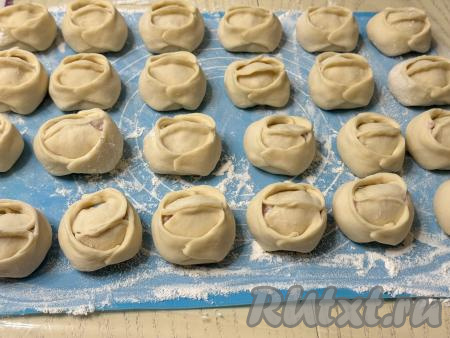 Тесто, оставшееся после вырезания кружков, снова собрать в ком, раскатать его и тоже сформировать из него манты. Постепенно сформировать все манты с начинкой из свинины (у меня получились 24 манта), выкладывая их на доску, припылённую мукой. Часть мантов можно сразу приготовить в мантоварке, а остальные поместить в морозилку прямо на доске. Когда манты замёрзнут, сложить их в целлофановый пакет, хранить в морозилке и готовить по мере необходимости.&nbsp;