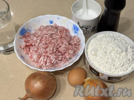 Подготовить продукты для приготовления мантов из свинины с луком. Свинину пропустить через мясорубку или использовать уже готовый свиной фарш.
