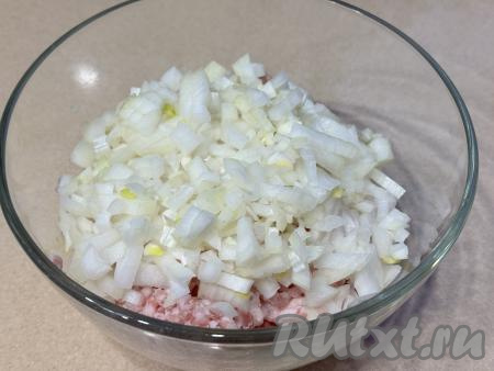 Пока тесто для мантов "отдыхает", приготовим начинку. Лук нужно очистить, мелко нарезать. В достаточно глубокую миску выложить фарш из свинины, добавить нарезанный лук. Лук я советую именно нарезать, а не прокручивать через мясорубку, тогда мясная начинка в мантах будет особенно сочной.