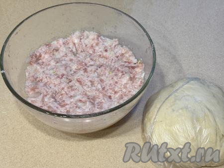 Влить холодную воду в начинку из свинины и лука, тщательно вымесить. Начинка должна быть слегка жидкой. Добавление воды в мясной фарш делает манты сочными.