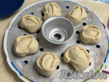 Выложить манты на поддон пароварки.