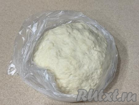 Добавляя частями воду и каждый раз хорошо вмешивая её, учитывайте, что итоговое тесто для мантов должно собраться в ком, быть мягким, нежным, не липнуть к рукам. Как только добились нужной консистенции теста, больше воду добавлять не нужно. Поместить тесто в пакет и оставить на кухонном столе на время, пока будем заниматься начинкой для мантов (ориентировочно минут на 20).