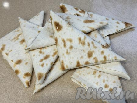 Вот такие 8 заготовок треугольников из лаваша получаются.