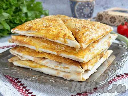 Готовые аппетитные треугольники достать из аэрогриля. Постепенно запечь все конвертики из лаваша с творогом и сыром.