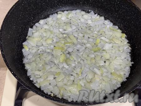 В сковороду влить растительное масло, разогреть его, уменьшить огонь до среднего, выложить мелко нарезанный лук.&nbsp;