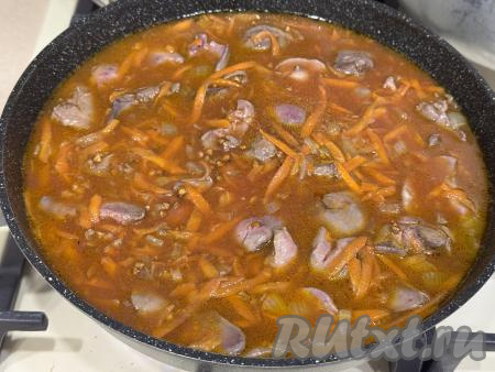 Дать воде закипеть на достаточно сильном огне и сразу уменьшить огонь до минимума.&nbsp;