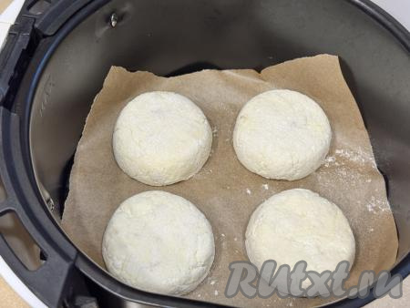 Чашу аэрогриля застелить пергаментом, выложить сырники, сколько поместиться в чашу (у меня поместились 4 штуки).