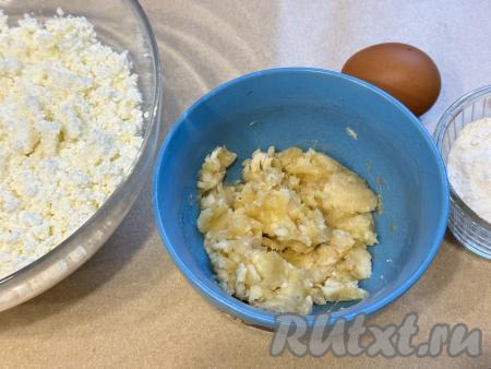 Банан почистить, поломать на кусочки, выложить в небольшую ёмкость, размять вилкой до однородности.