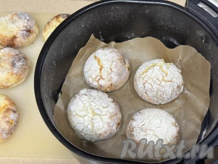 Чашу с сырниками с бананом отправить в аэрогриль, запекать при температуре 180 градусов 15 минут.