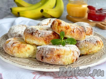 Таким же образом приготовить в аэрогриле вторую партию сырников с бананом. Переложить готовые сырники на тарелку и подать к столу.&nbsp;