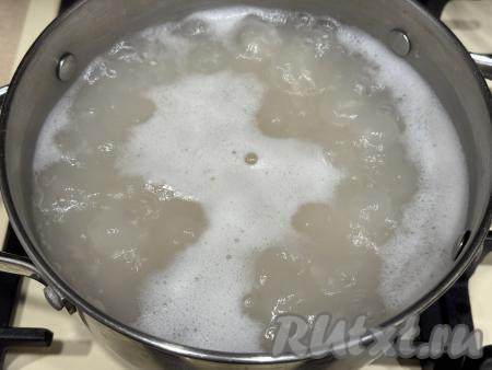 В кастрюле вскипятить подсоленную воду, выложить промытый рис, перемешать. Ещё раз дать воде закипеть, уменьшить огонь, варить рис до готовности (минут 20-25, рисинки должны стать достаточно мягкими).&nbsp;