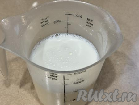 Для получения сливочного соуса нужно в достаточно удобной ёмкости соединить сливки, воду и картофельный (или кукурузный) крахмал, перемешать венчиком, подсолить по вкусу.&nbsp;